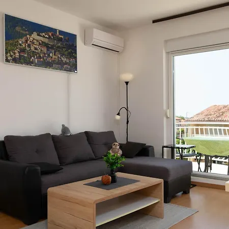 Apartman Sofia With Balcony - 55m2 - 1 Km To The Sea *