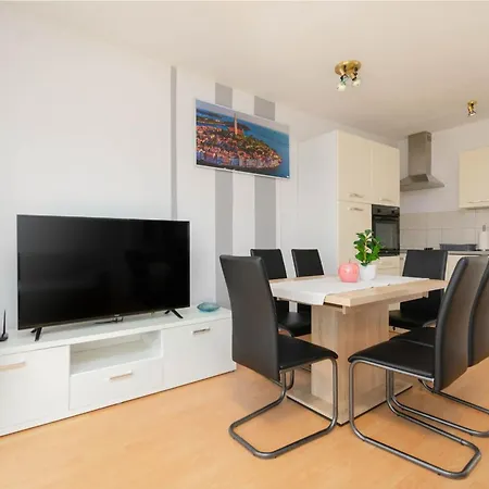 Sofia With Balcony - 55m2 - 1 Km To The Sea * Poreč