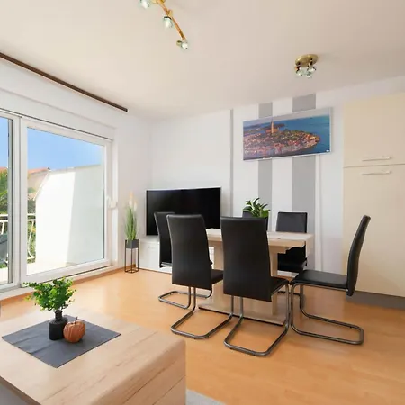 Apartman Sofia With Balcony - 55m2 - 1 Km To The Sea *