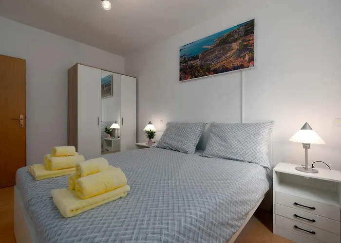 Sofia With Balcony - 55m2 - 1 Km To The Sea Lejlighed Poreč