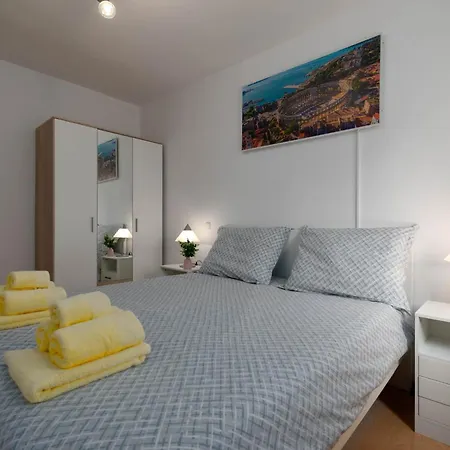 Sofia With Balcony - 55m2 - 1 Km To The Sea Appartement Poreč