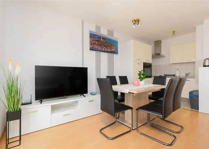Sofia With Balcony - 55m2 - 1 Km To The Sea * Porec